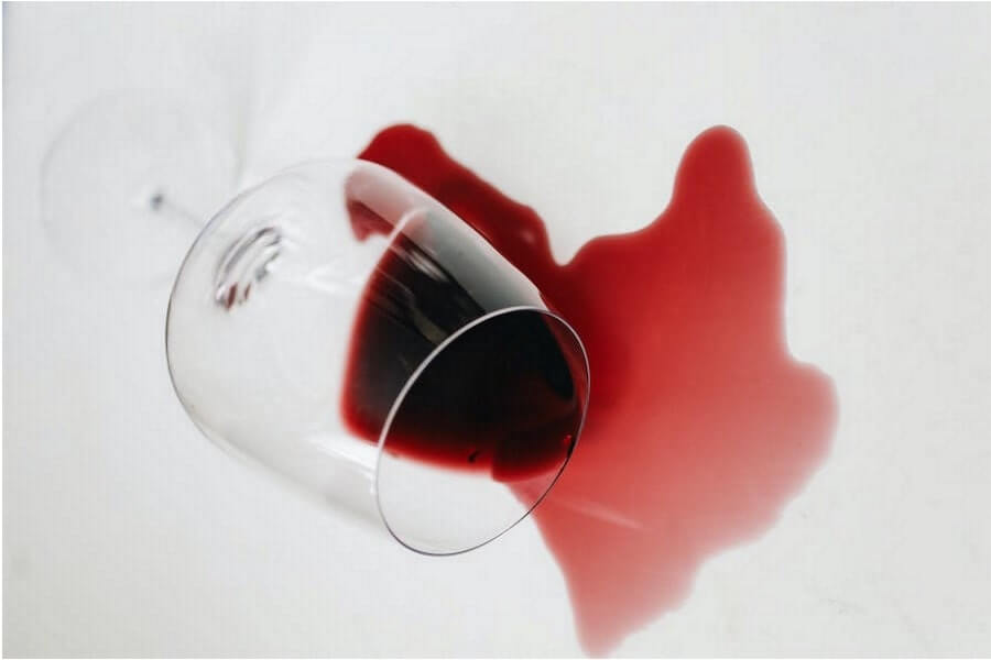 vinho tinto derramado na mesa